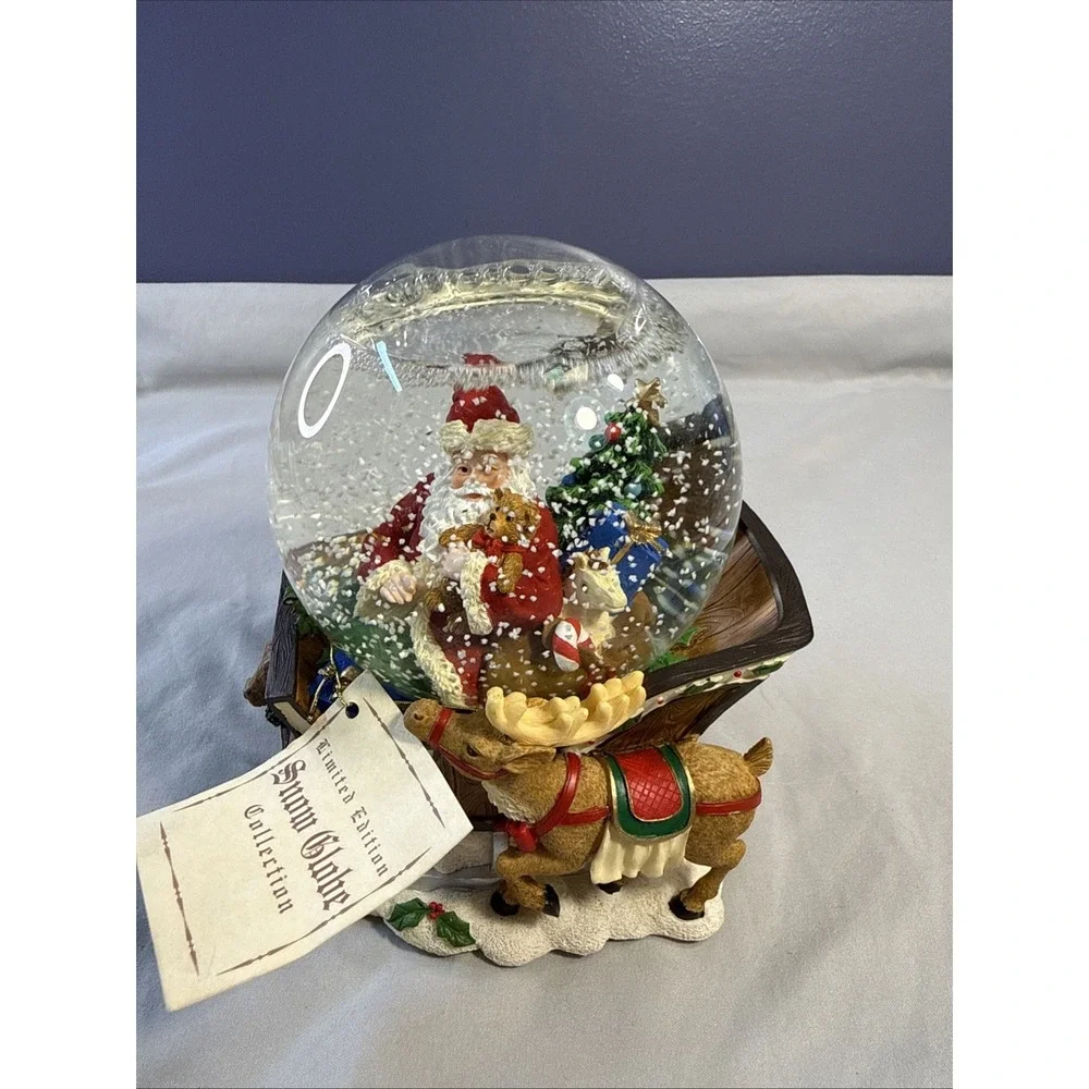 2005 Target Santa Sleigh Reindeer Musical Snow Globe Here Comes Santa Claus WT